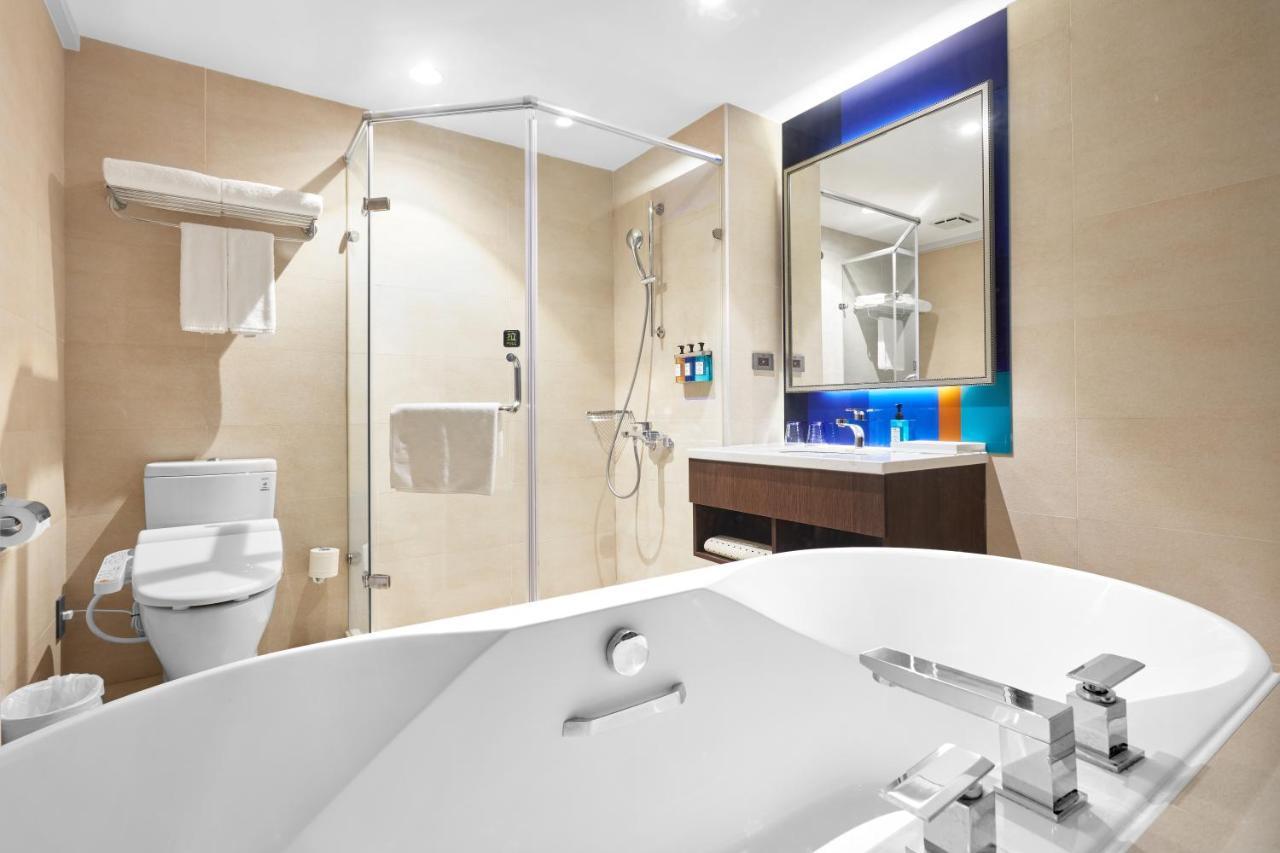 Holiday Inn Express Kaohsiung Love River By Ihg Exterior foto